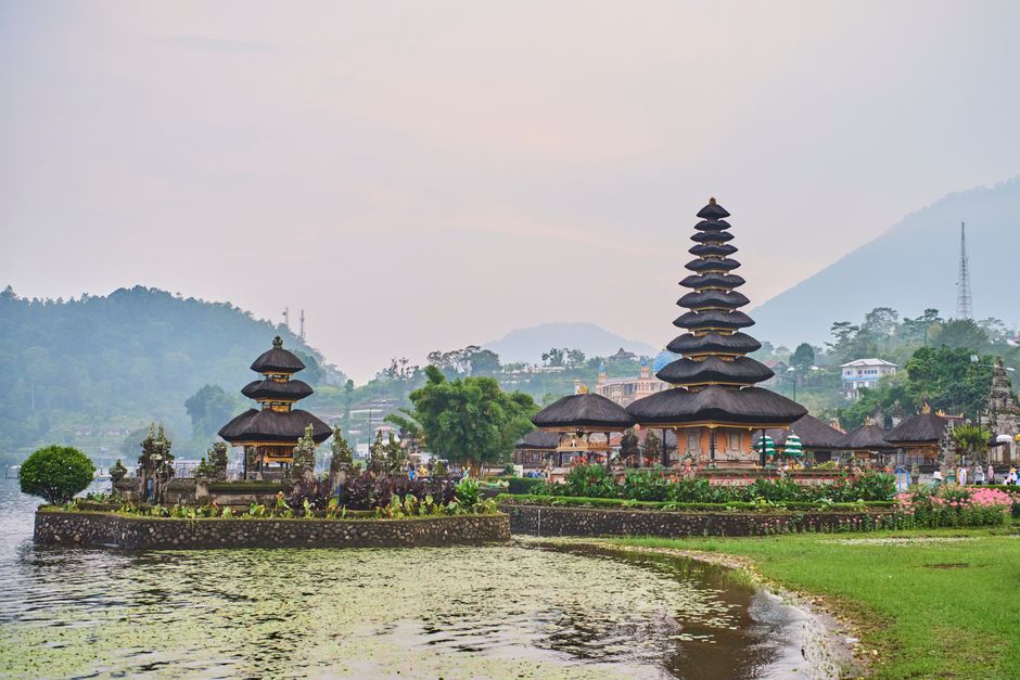 Peaceful landscape of Ulun Danu Beratan Temple with mountains and lake, Bali, Indonesia.